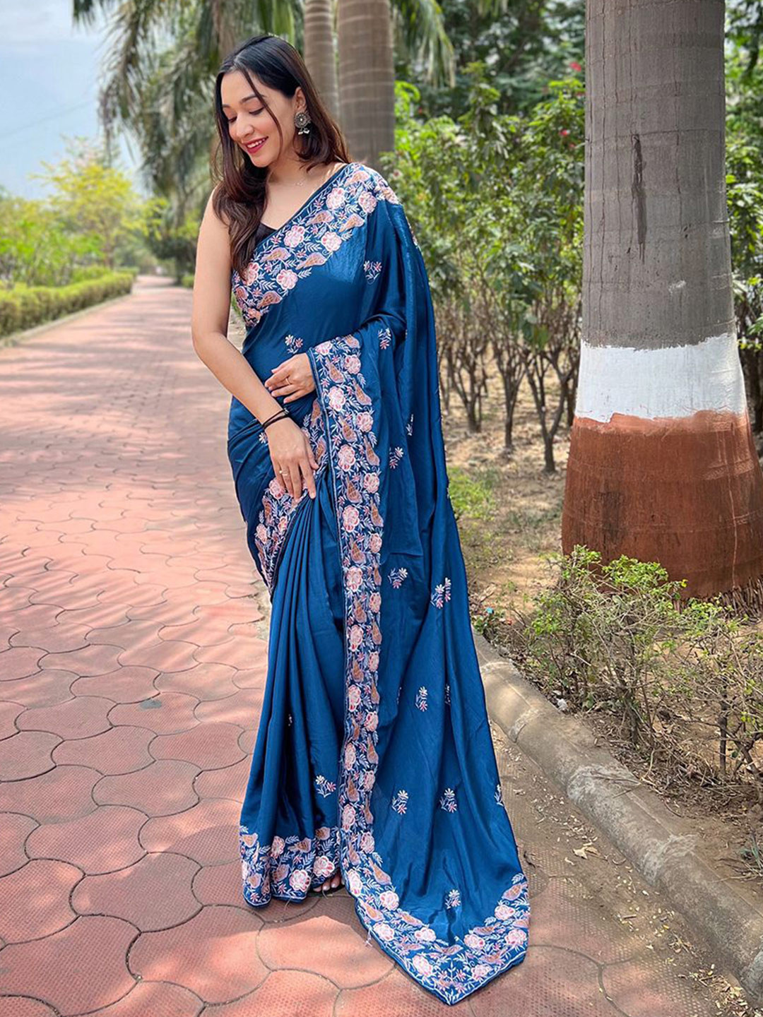 

SAREESBYCHIRAG Silk Blend Floral Embroidered Festive Celebrity Saree, Navy blue