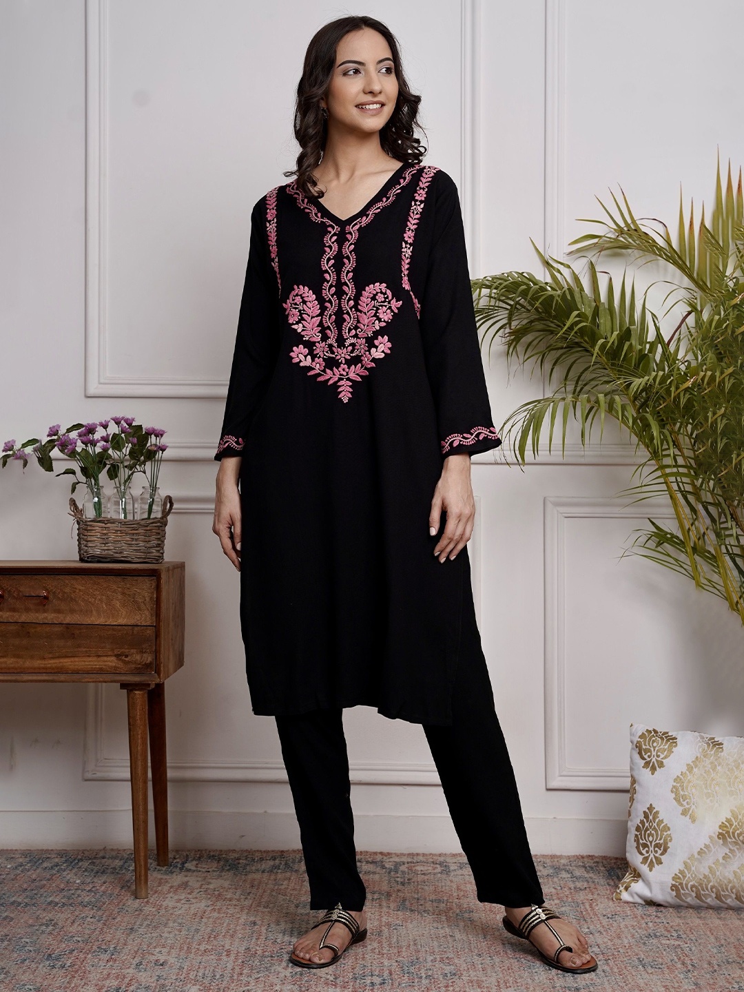 

HOUSE OF KARI Floral Printed Thread Work Cotton Straight Kurta, Black