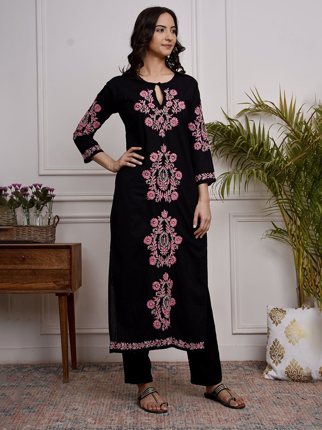 

HOUSE OF KARI Floral Embroidered Keyhole Neck Cotton Kurta, Black