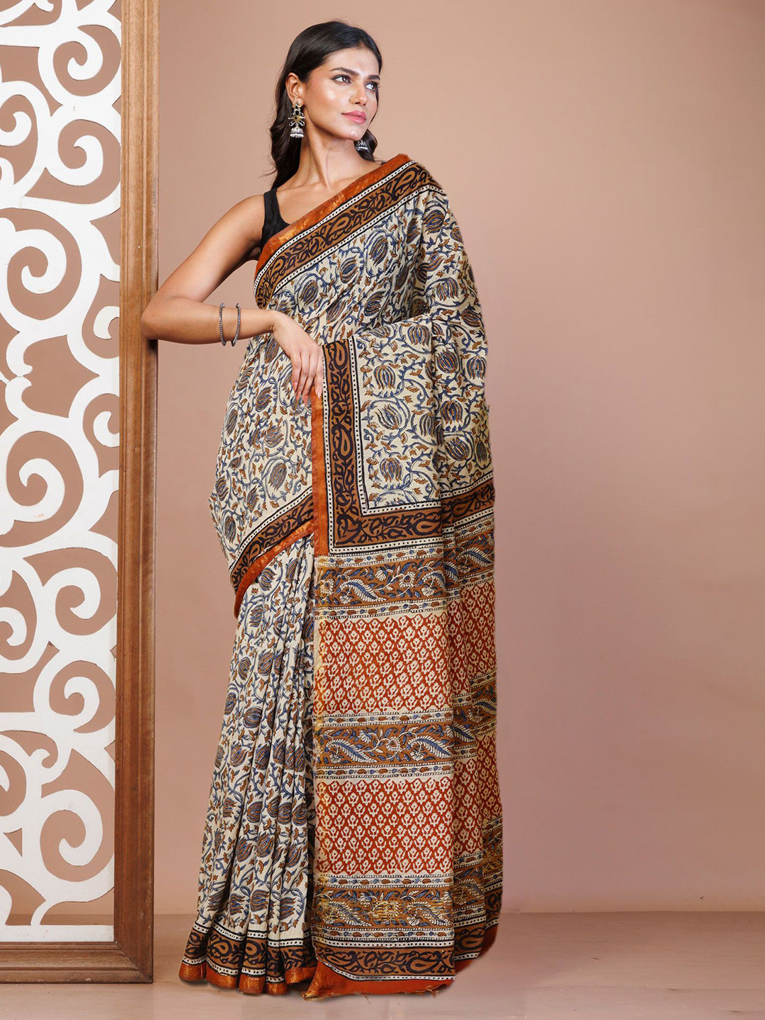 

Unnati Silks Floral Zari Silk Cotton Bagru Saree, Cream