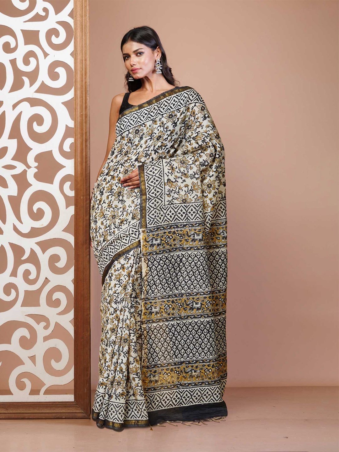 

Unnati Silks Bagru Silk Cotton Floral Zari Traditional Handloom Saree, Cream