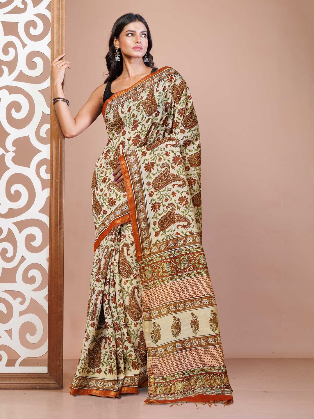 

Unnati Silks Bagru Silk Cotton Floral Zari Traditional Handloom Saree, Cream