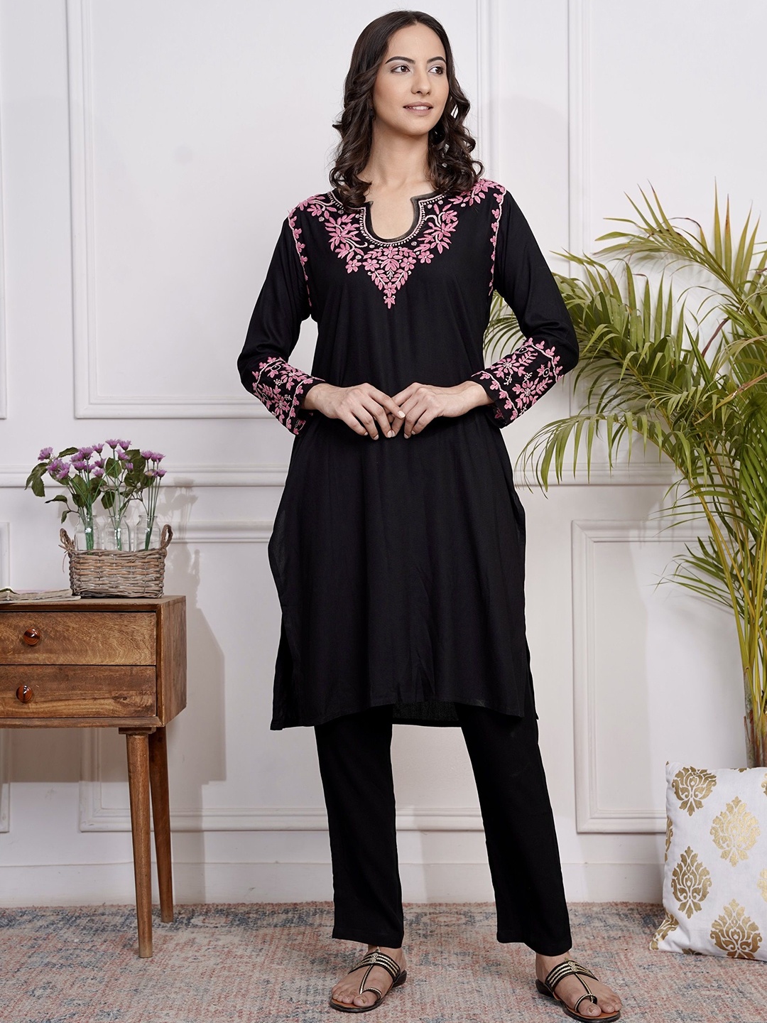 

HOUSE OF KARI Floral Embroidered Regular Chikankari Straight Kurta with Trousers, Black