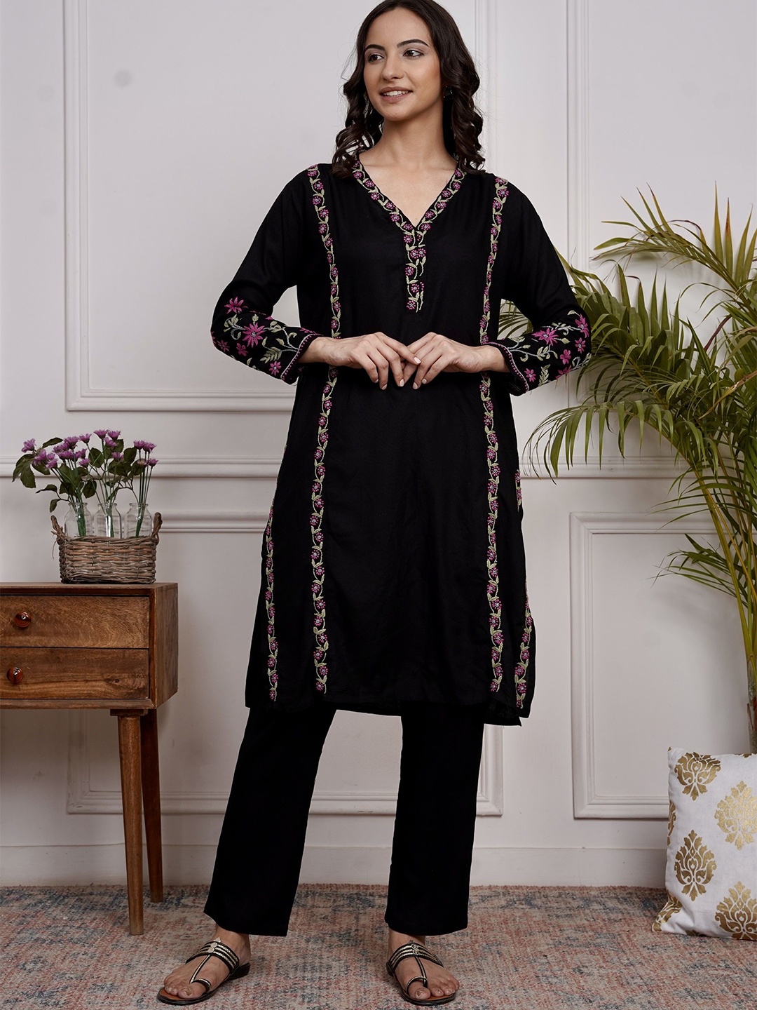 

HOUSE OF KARI Floral Embroidered Chikankari Kurta with Palazzos, Black