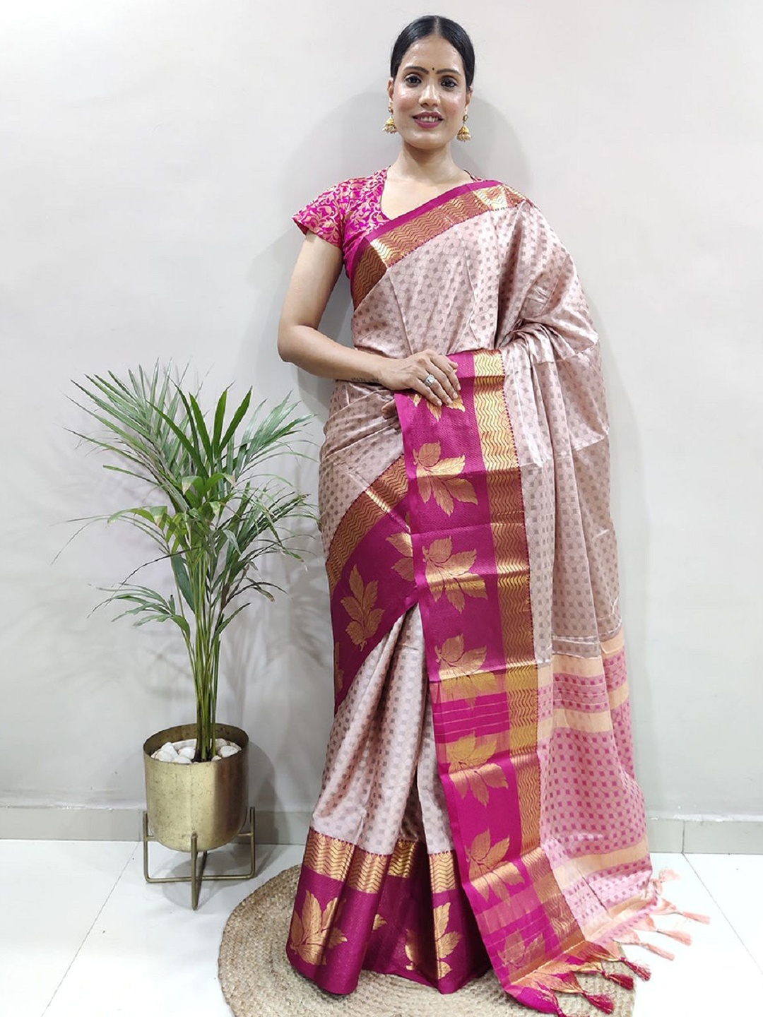 

LADY SHOPI Woven Design Zari Pure Silk Saree, Peach