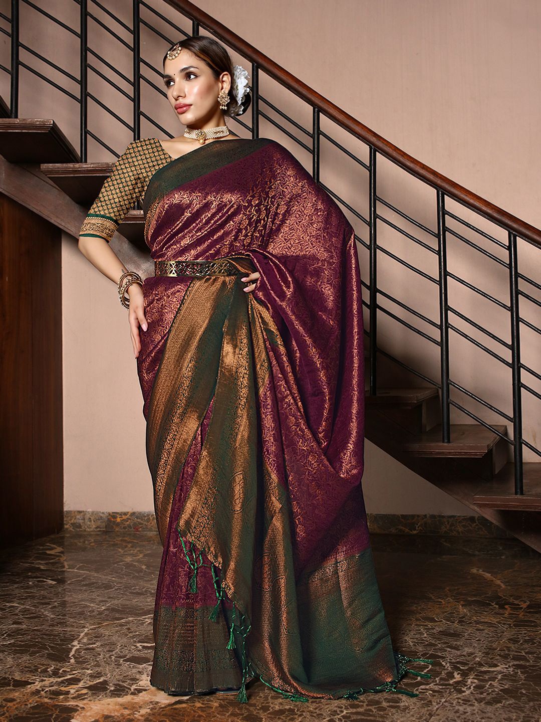 

JUST FASHION Woven Design Zari Kanjeevaram Saree, Burgundy