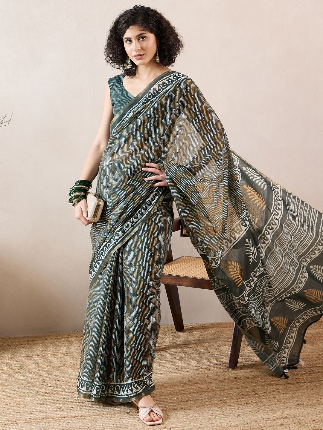 

AHIKA Geometric Border Printed Saree, Green