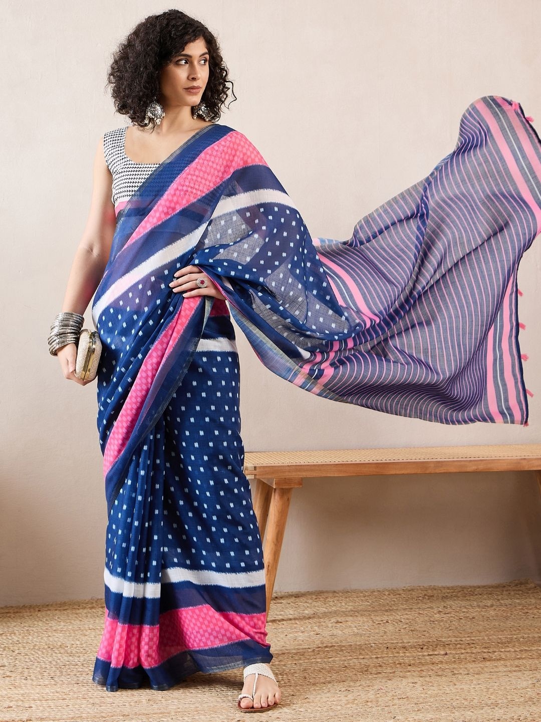 

AHIKA Geometric Border Printed Saree, Blue