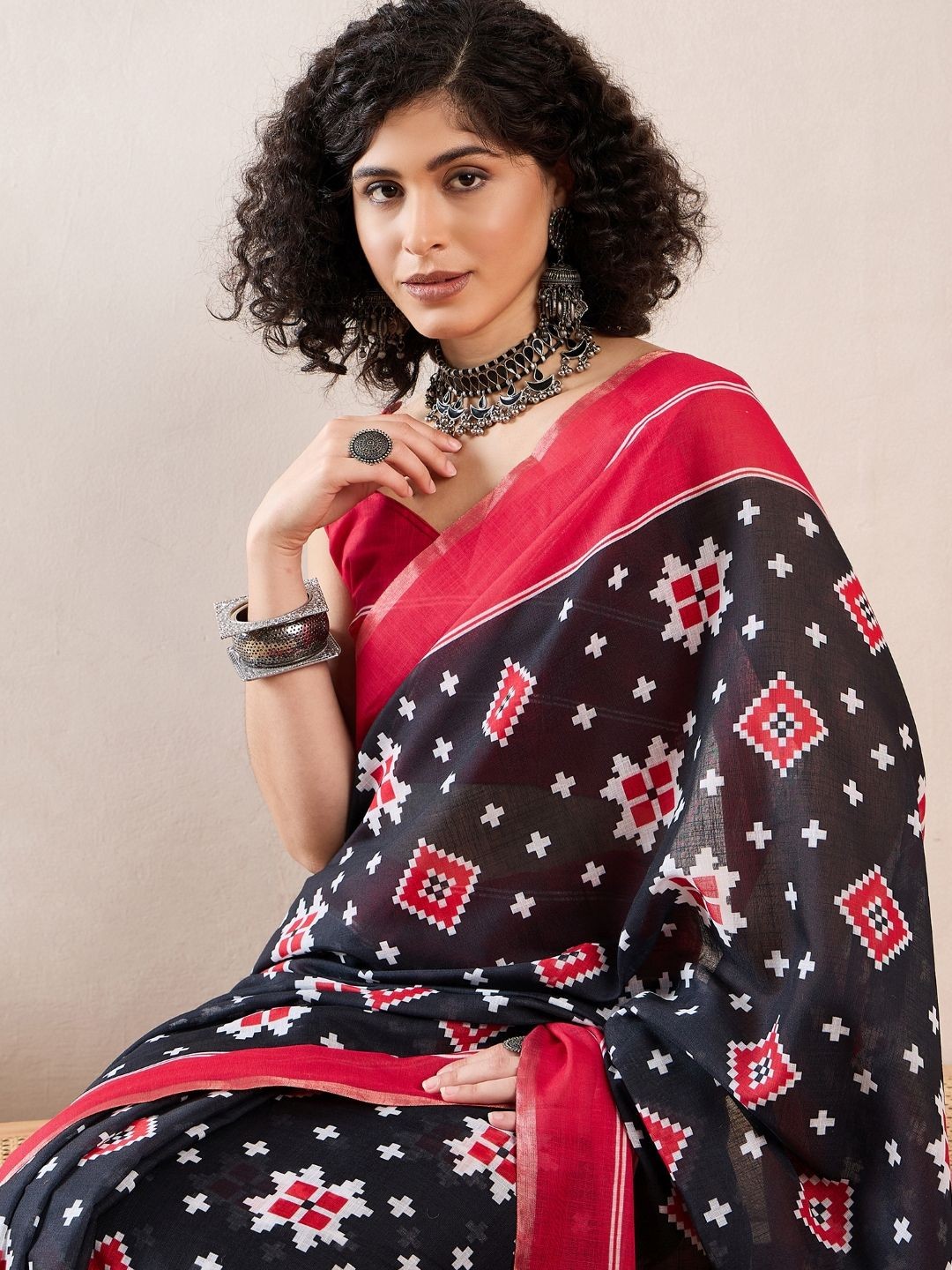 

AHIKA Printed Saree, Black