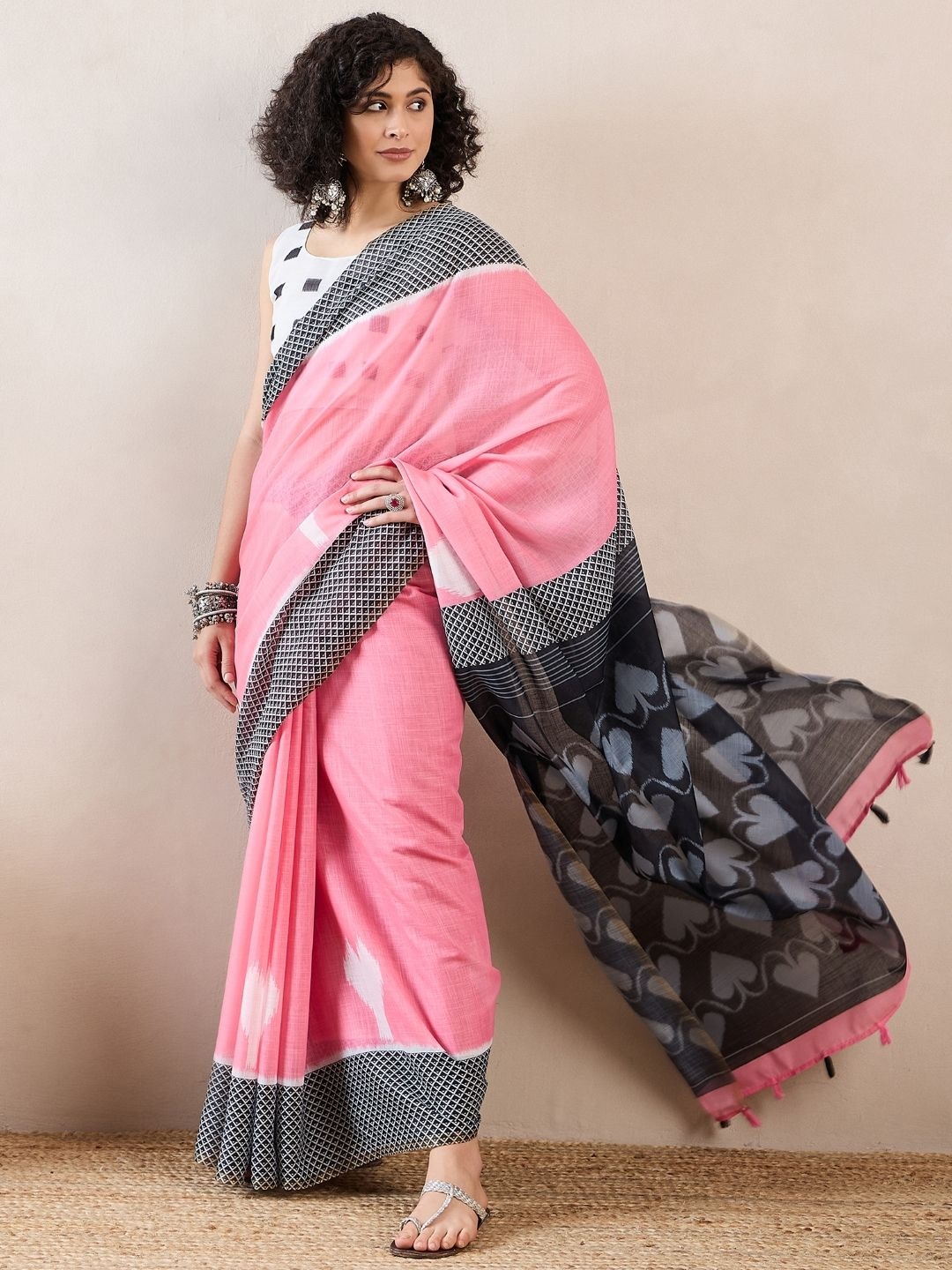 

AHIKA Geometric Printed Saree, Pink