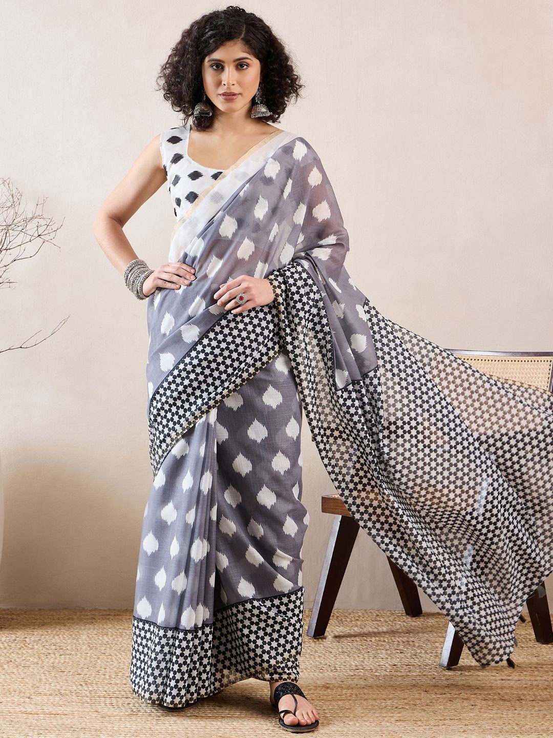 

KALINI Geometric Printed Saree, Grey