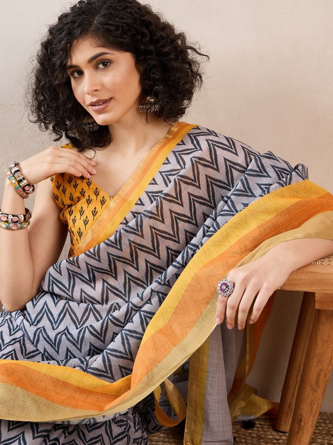 

KALINI Geometric Printed Ikat Saree, Grey