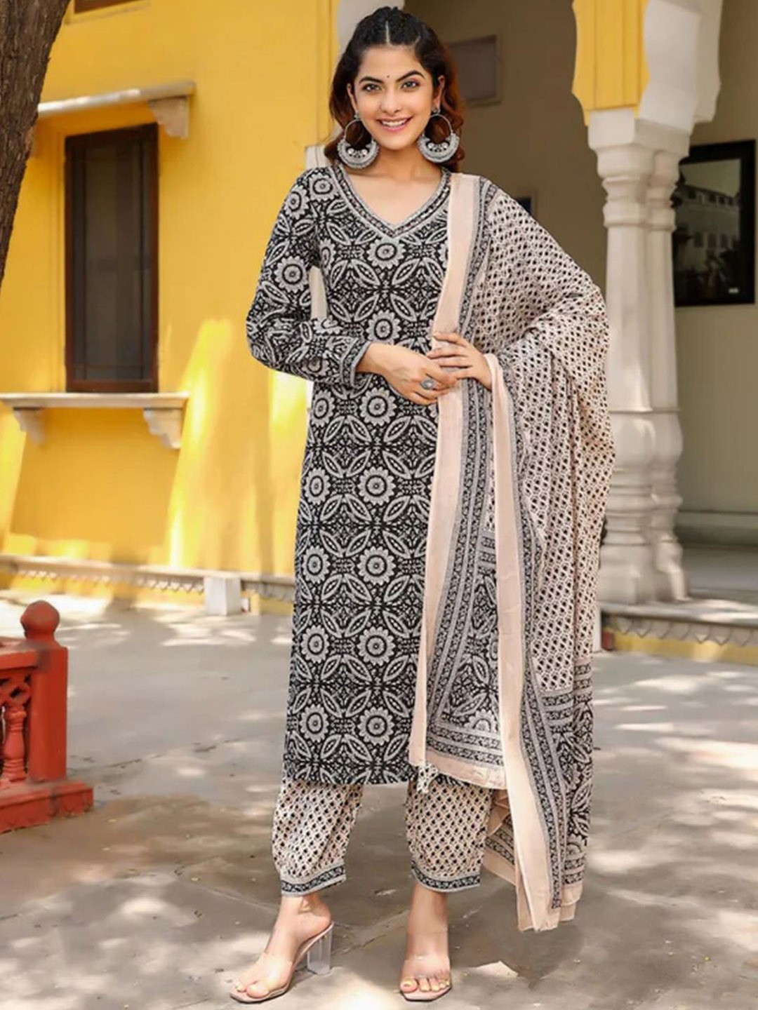 

7Threads Floral Printed V-Neck Regular Kurta with Trousers & Dupatta, Black