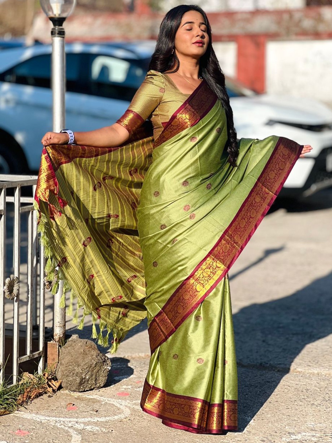 

Paramparik Textile Woven Design Zari Pure Silk Paithani Saree, Fluorescent green