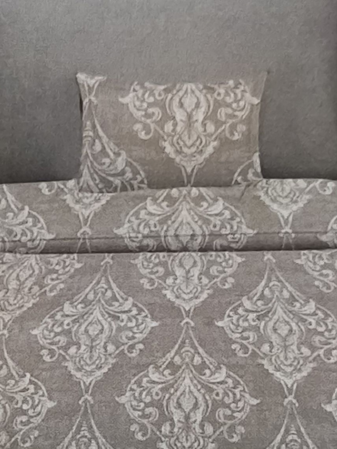 

Signature Beige & White Ethnic Motifs 144 TC Single Bedsheet with 1 Pillow Covers