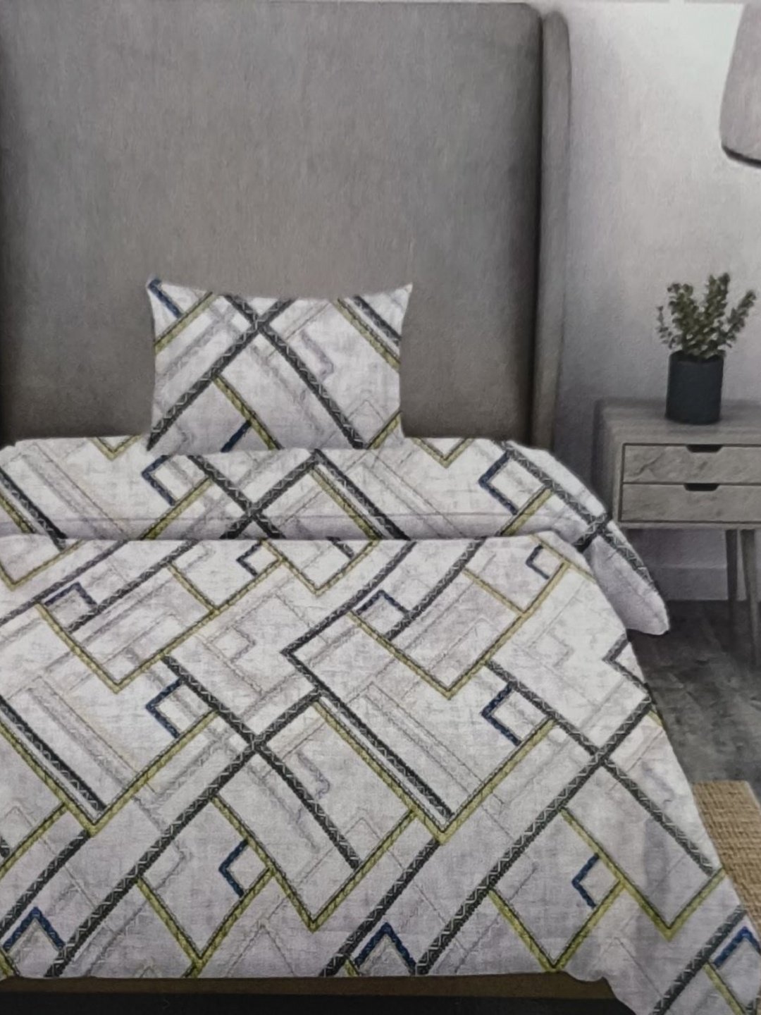 

Signature Off White & Green Geometric 144 TC Single Bedsheet with 1 Pillow Covers