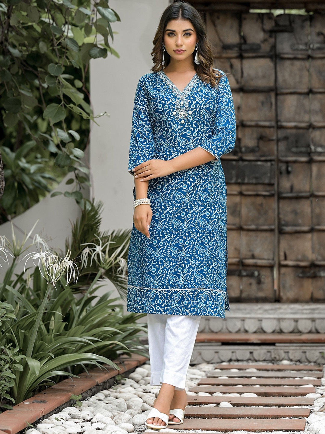 

Label Khoj V Neck Thread Work Cotton Straight Kurta, Blue