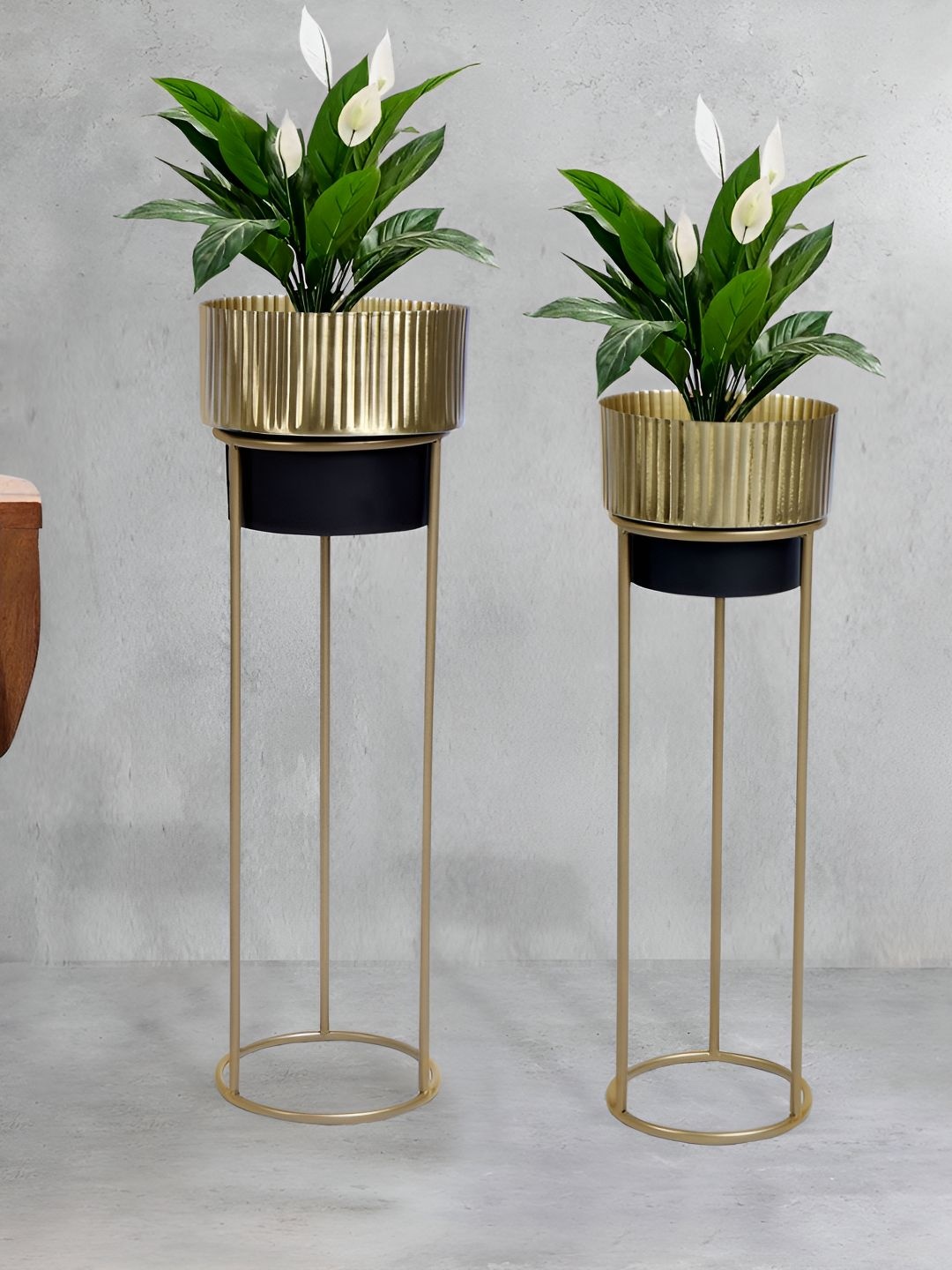 

THE HOME CO. Gold Toned & Black 2 Pieces Textured Metal Planters With Holder