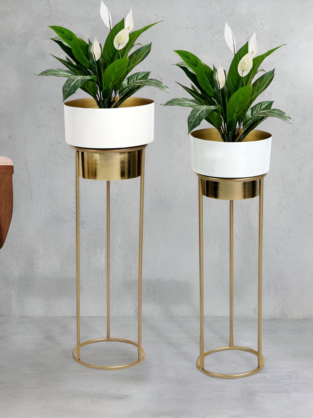 

THE HOME CO. White & Brown 2 Pieces Textured Planter & Pots Stand