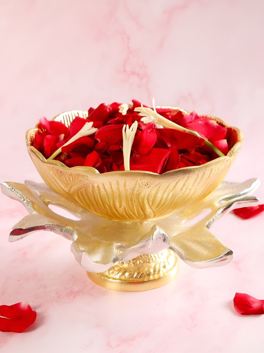 

THE HOME CO. Gold Toned Leaf Decorative Flower Bowl