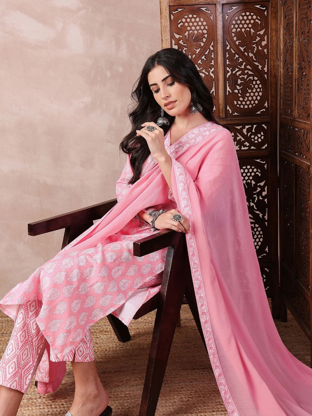 

AHIKA Ethnic Motifs Printed Straight Kurta with Trousers & Dupatta, Pink