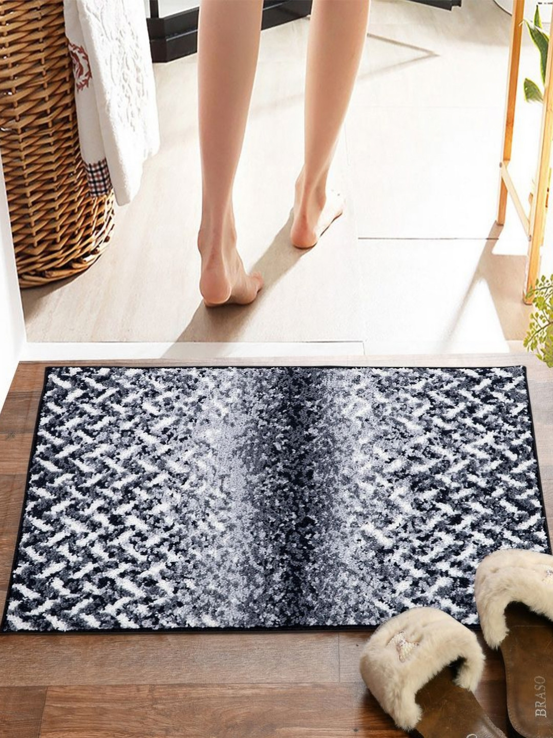 

Pano Munic Grey & White Geometric 2000 GSM Microfiber Anti-Skid Bath Rug