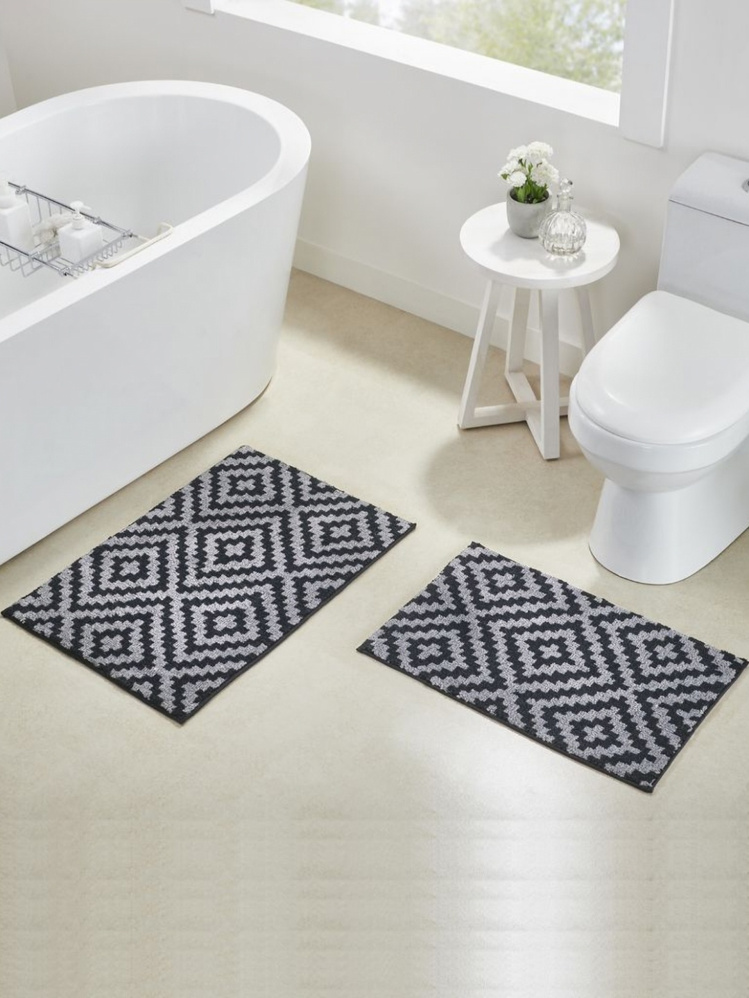 

Pano Grey & Black Diamond Knitted 2000 GSM Microfibre Anti-Skid Bath Rug