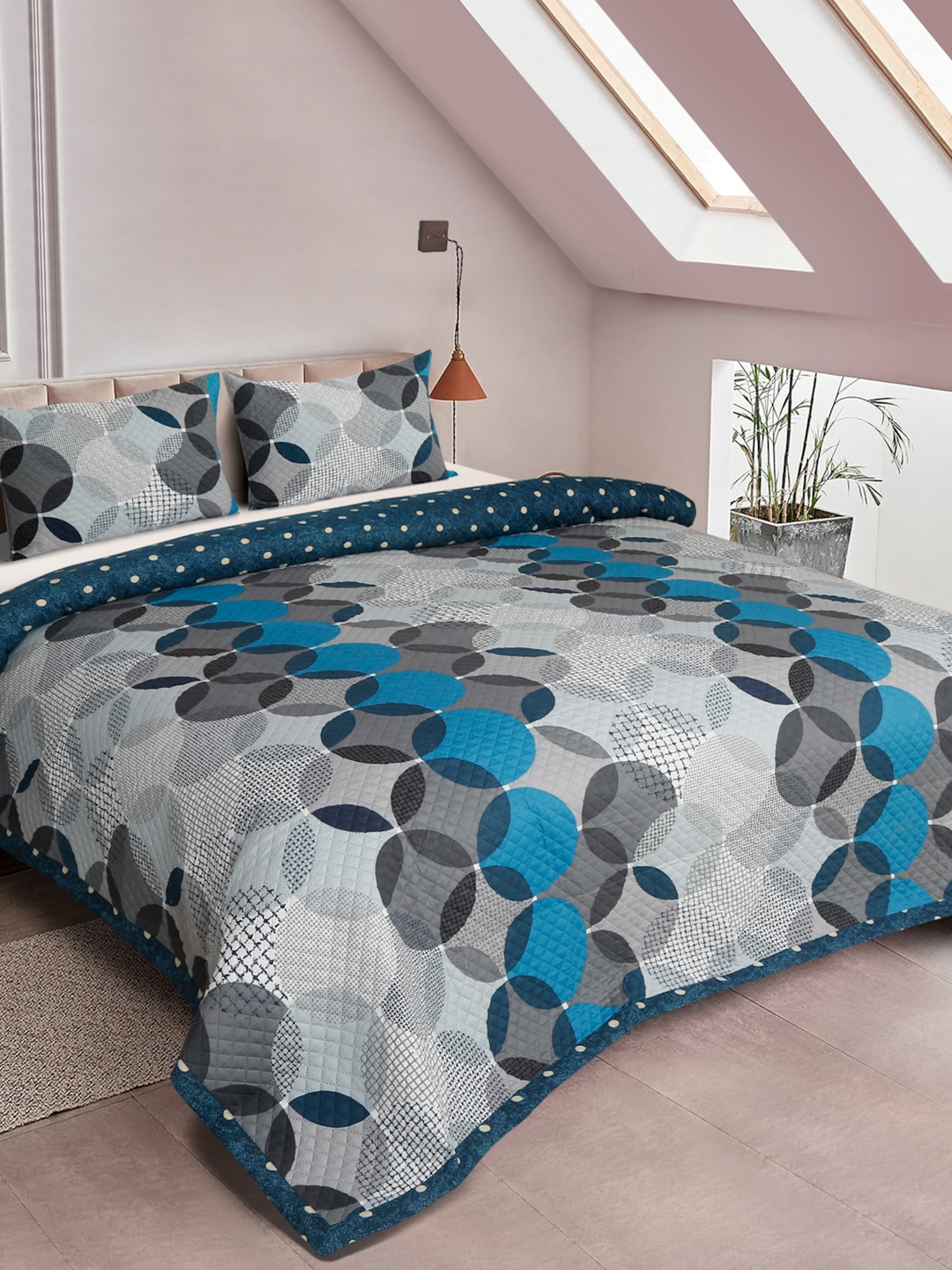 

DREAM WEAVERZ Grey & Blue Geometric Printed Bed Cover With 2 Pillow