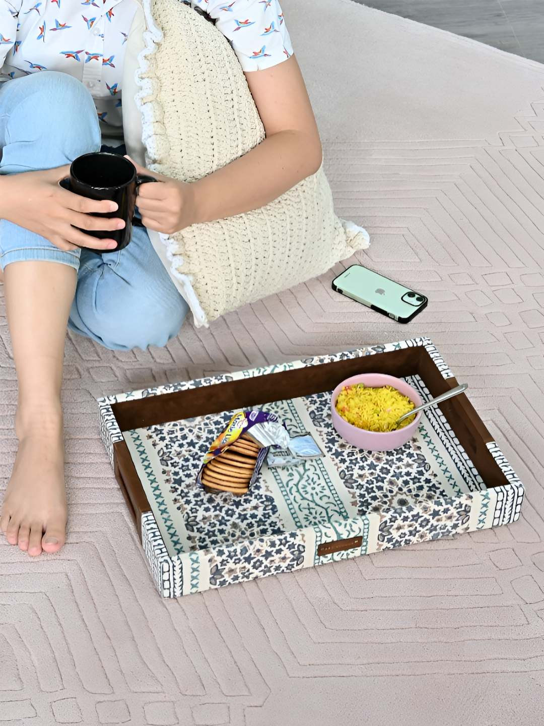 

Art Avenue White & Blue Printed Wooden Easy to Clean Serving Tray