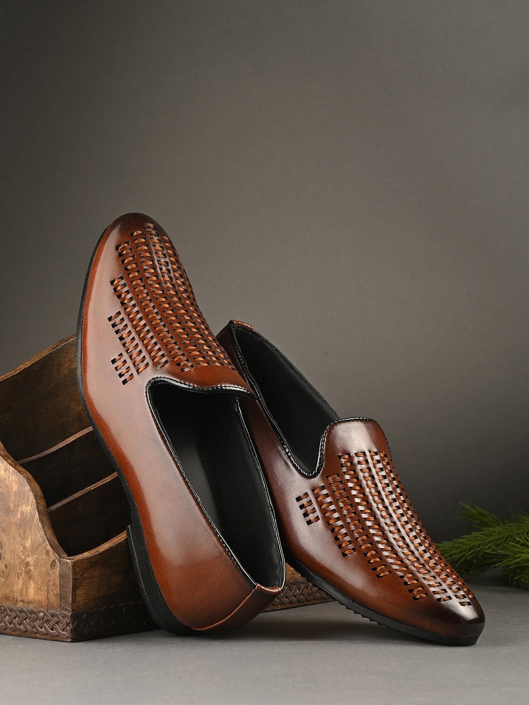 

port Men Printed Slip-On Mojaris, Tan