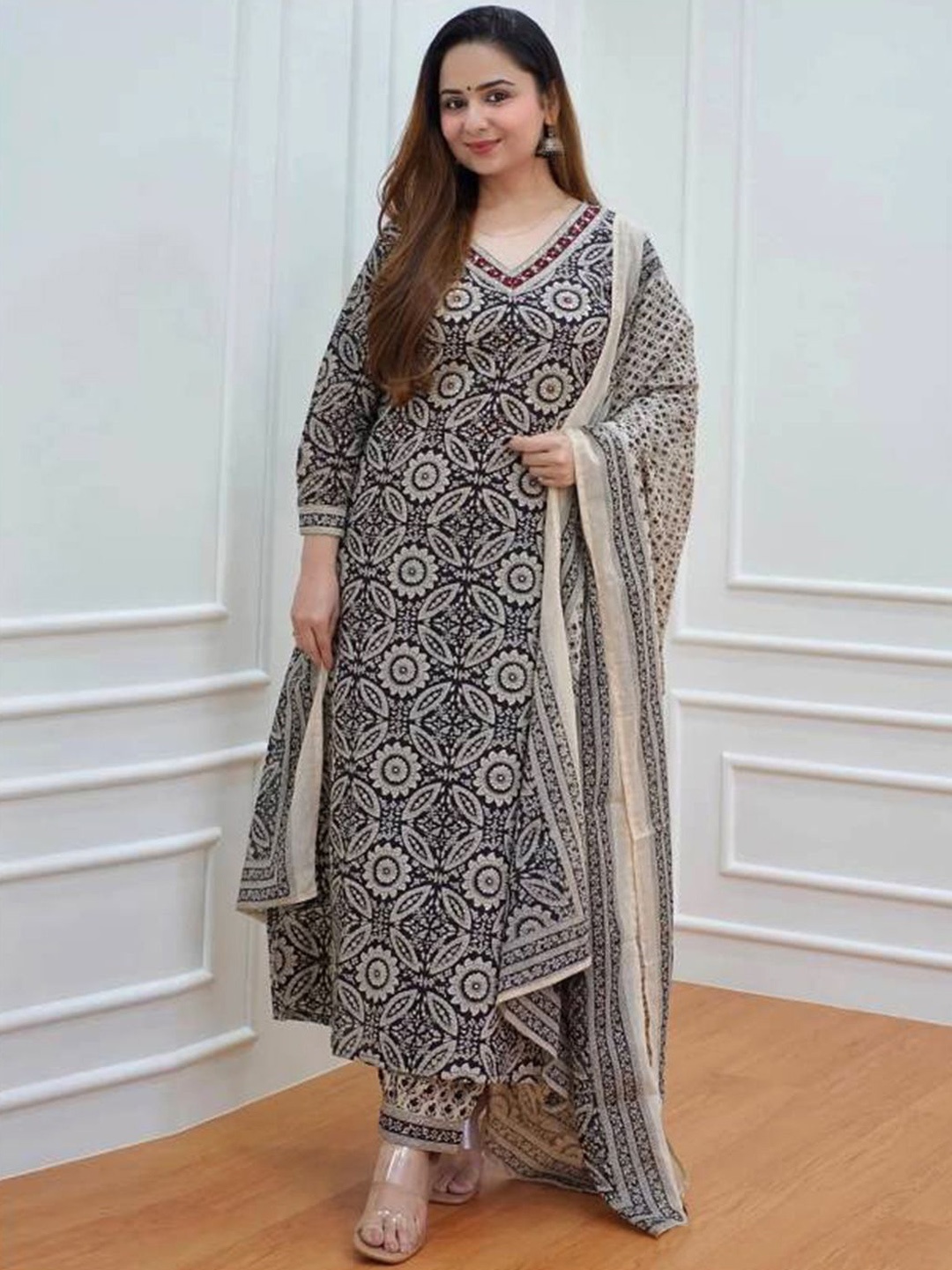 

7Threads Floral Printed Kurta with Trousers & Dupatta, Black