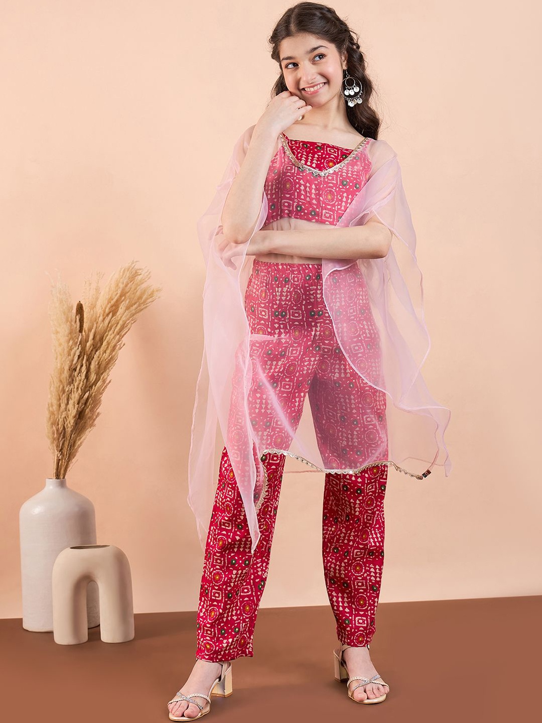 

Stylo Bug Girls Printed Shoulder Straps Top With Trouser, Magenta