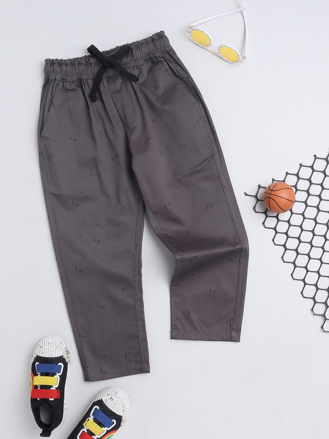 

BAATCHEET Boys Printed Regular Fit Mid-Rise Trousers, Grey