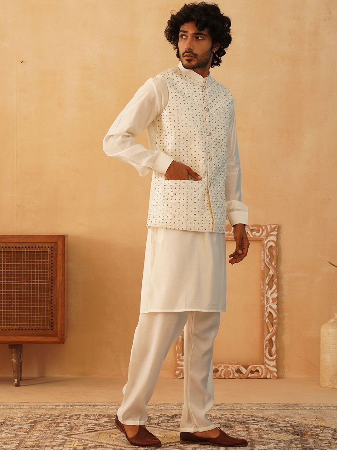 

Jompers Mandarin Collar Jacquard Weave Kurta with Pyjama & Embroidered Nehru Jacket, Off white