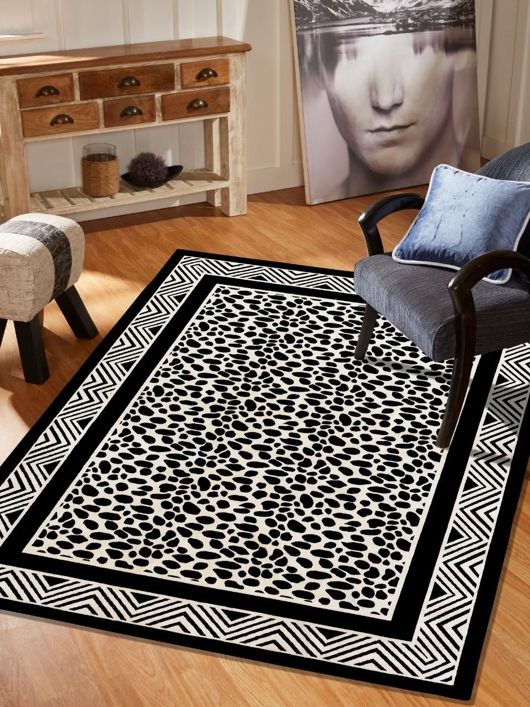 

MODEFE White & Black Abstract Anti-Skid Carpet