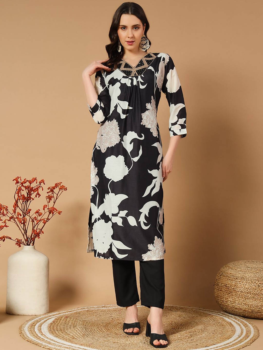 

MORLY Floral Printed V Neck Straight Kurta with Palazzos, Black