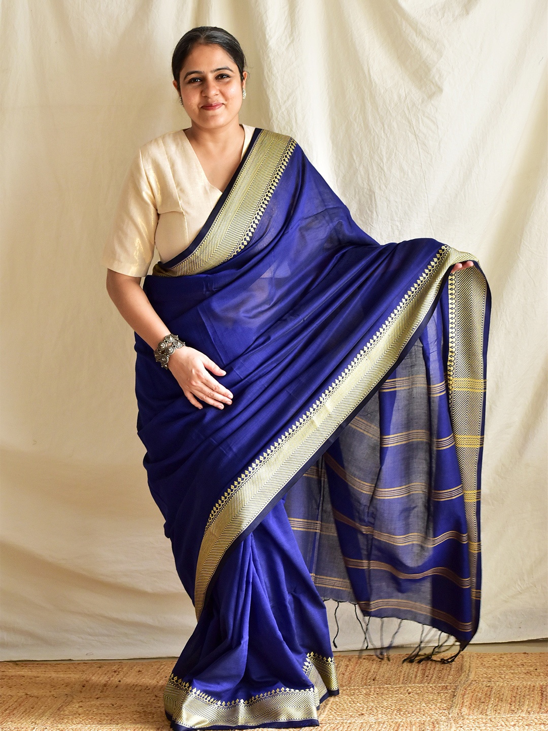 

Sundarii Zari Woven Solid Tassel Saree, Blue