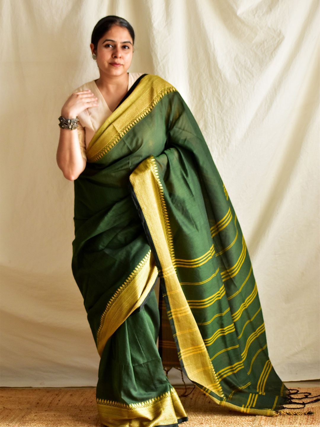 

Sundarii Zari Woven Solid Tassel Saree, Green