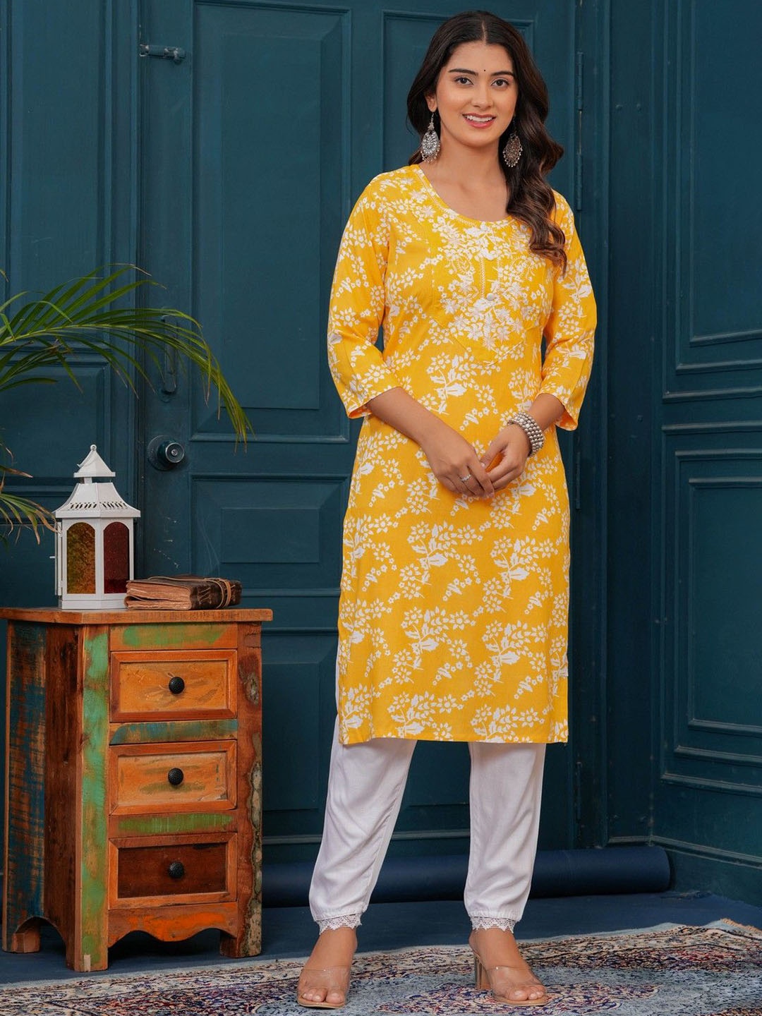 

KURTI WALA Floral Printed Thread Work Straight Kurta With Trousers, Yellow