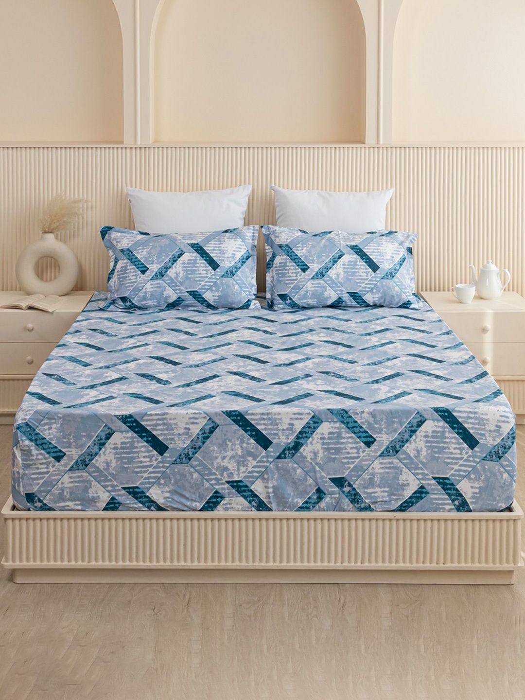 

HOMEMONDE Blue & White Geometric Printed 210 TC Single Bedsheet With Pillow Cover