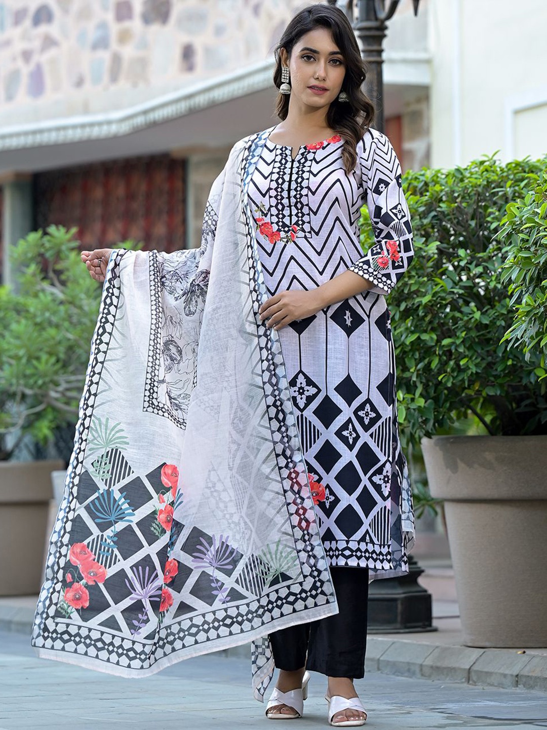 

Varanga Geometric Printed Straight Kurta With Trousers & Dupatta, White