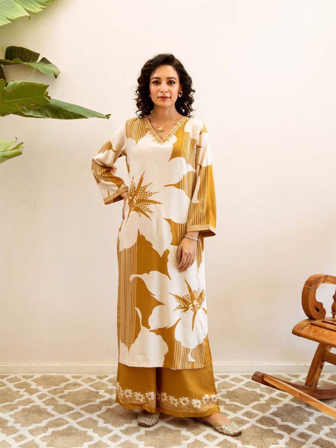 

Meena Bazaar Floral Printed V-Neck Straight Kurta With Palazzos, Mustard