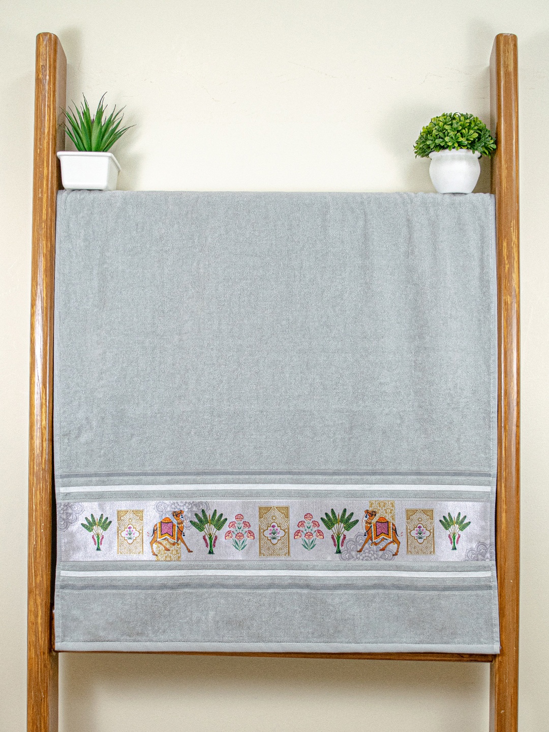 

RANGOLI Grey & Green Printed Cotton 460 GSM Bath Towel
