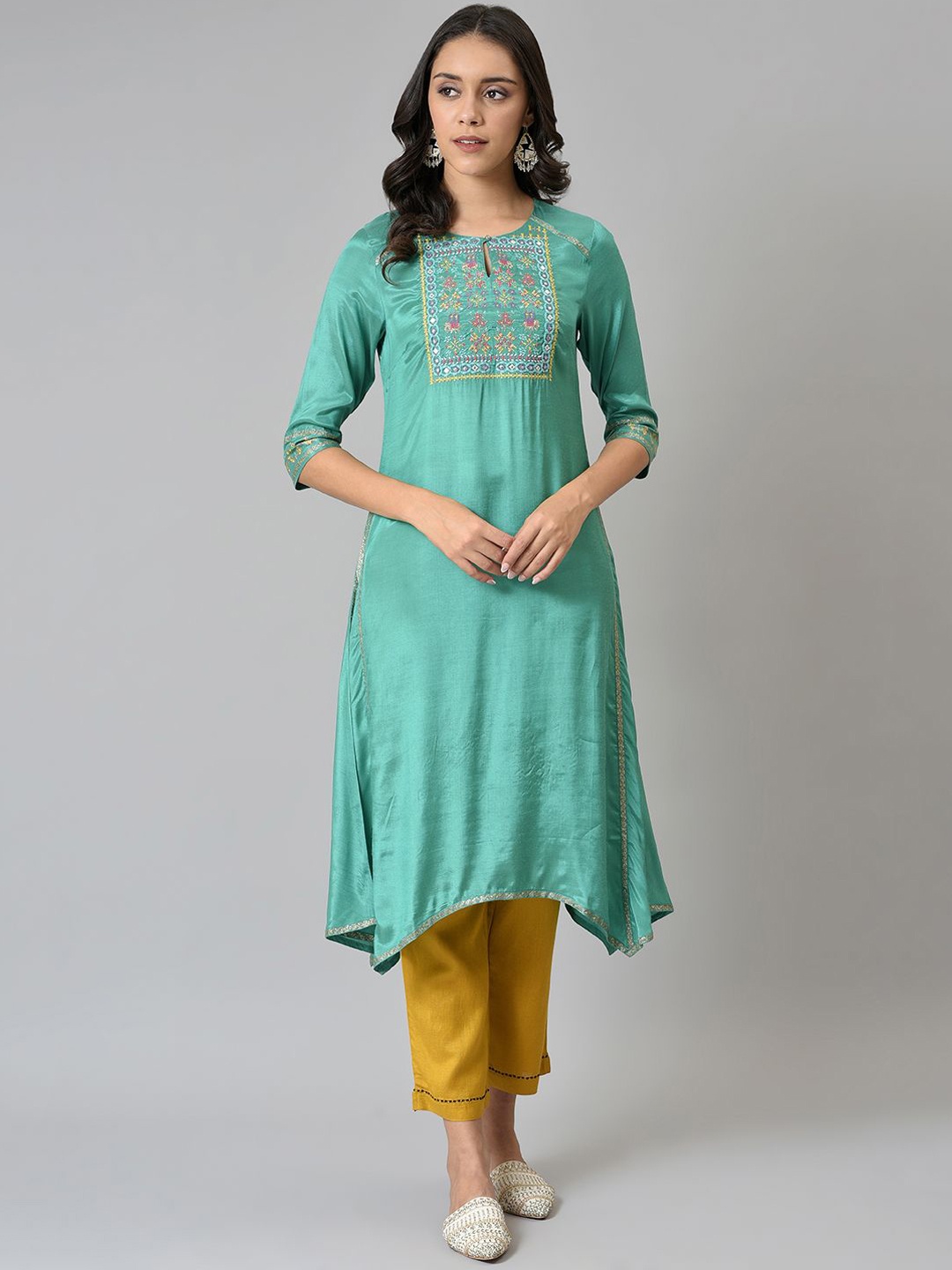 

W Geometric Yoke Design Keyhole Neck Thread Work Kurta, Green