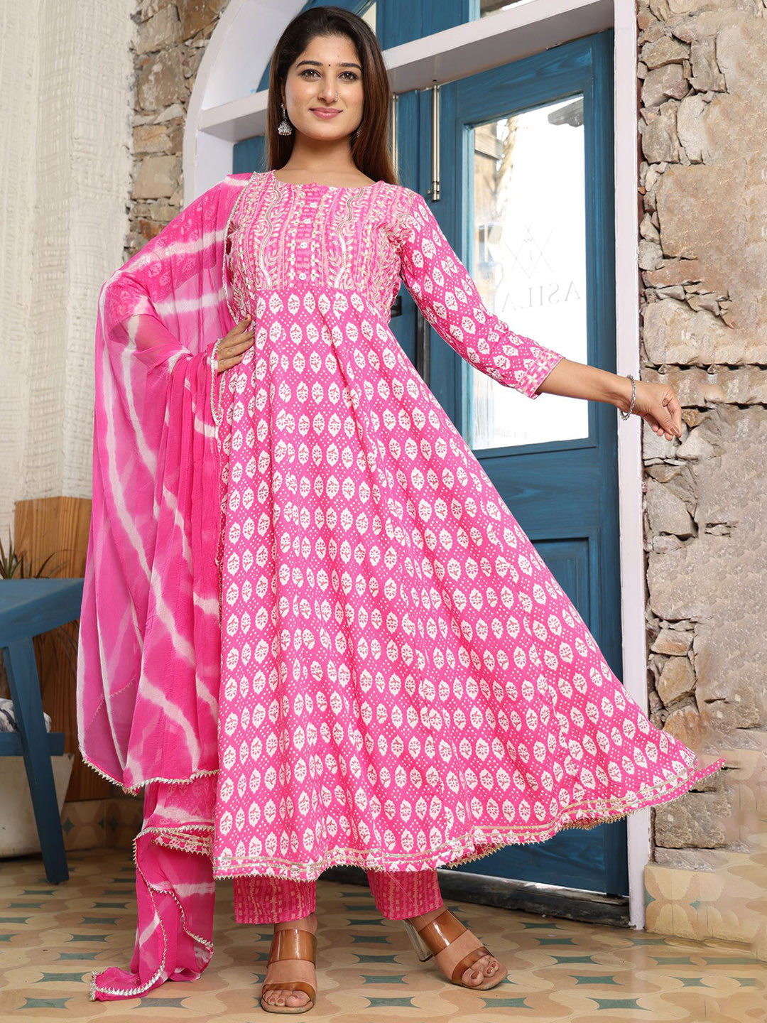 

VYKOO Ethnic Motifs Embroidered Regular Sequinned Kurta with Trousers & Dupatta, Pink