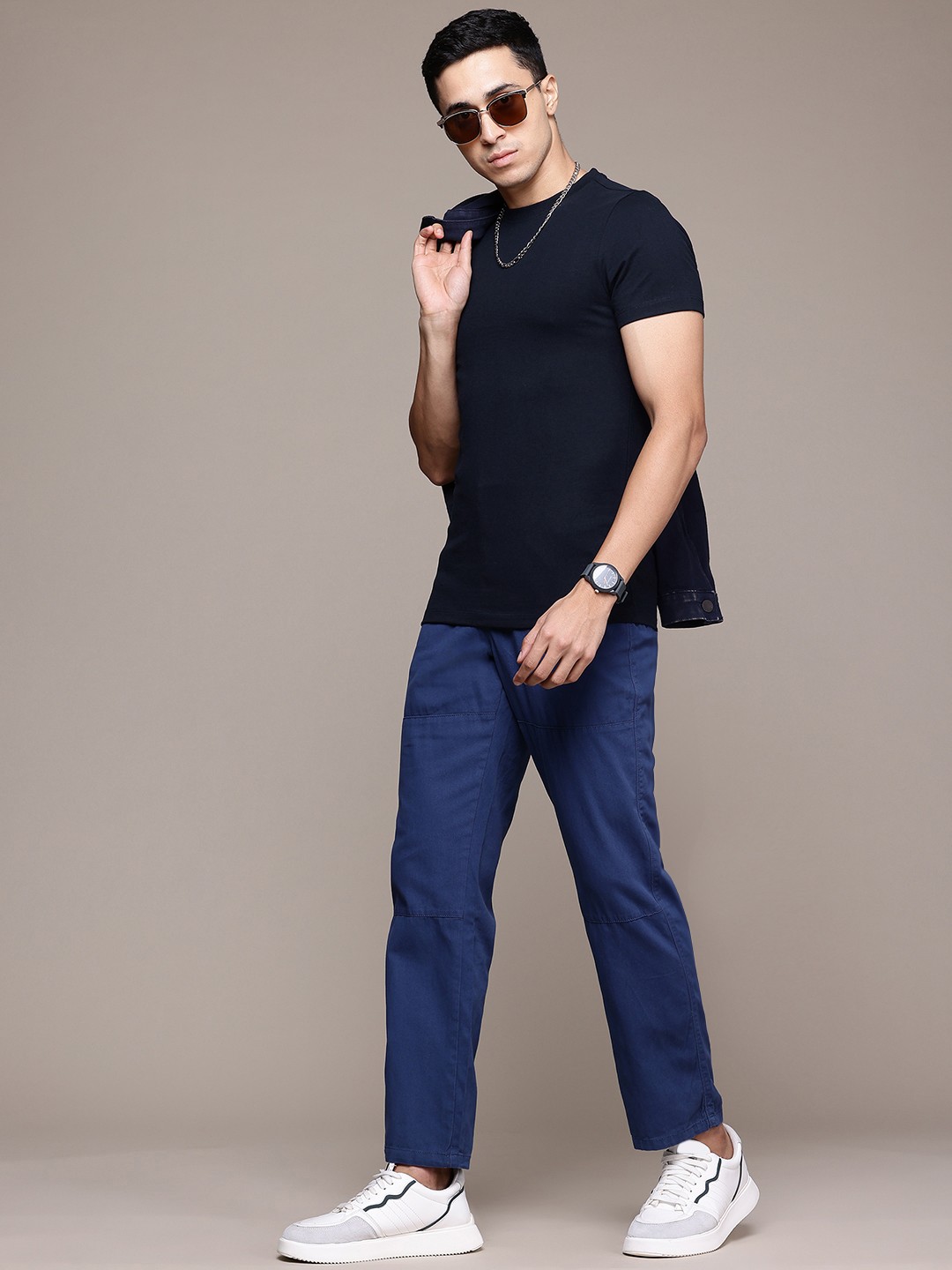 

Roadster Men Solid T-shirt, Navy blue