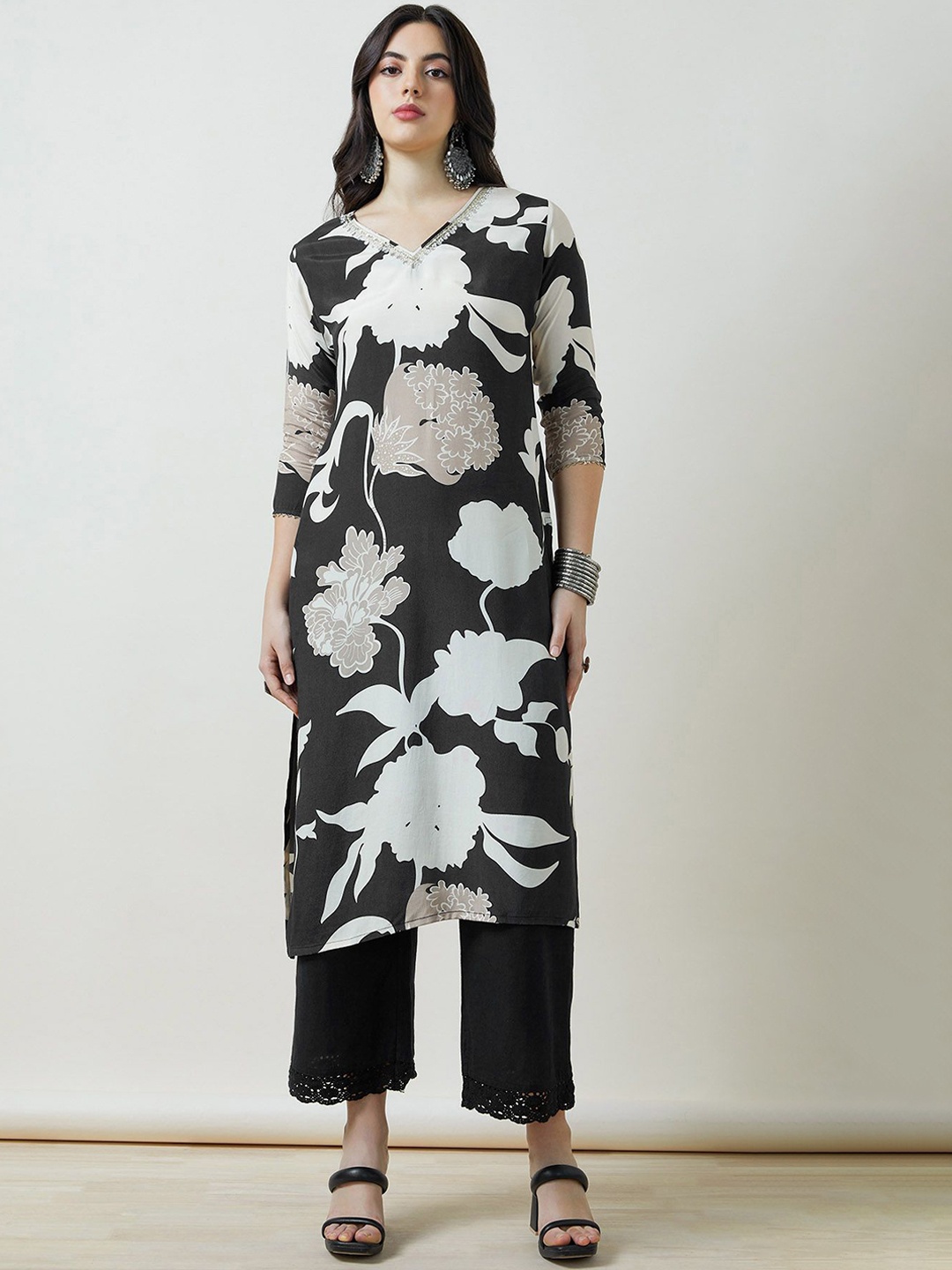 

Soch Women Viscose Muslin Botanical Print Kurta With Gotta Patti, Black