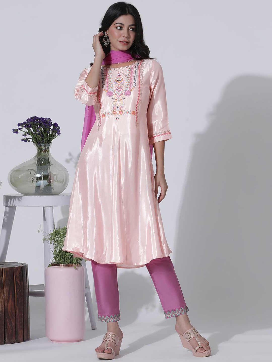 

W Floral Embroidered Regular Thread Work Kurta with Trousers & Dupatta, Pink