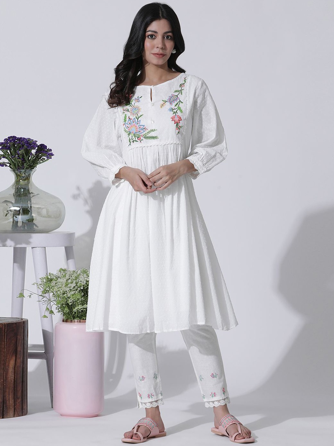 

W Floral Embroidered Keyhole Neck Puff Sleeves Anarkali Kurta with Trousers, White