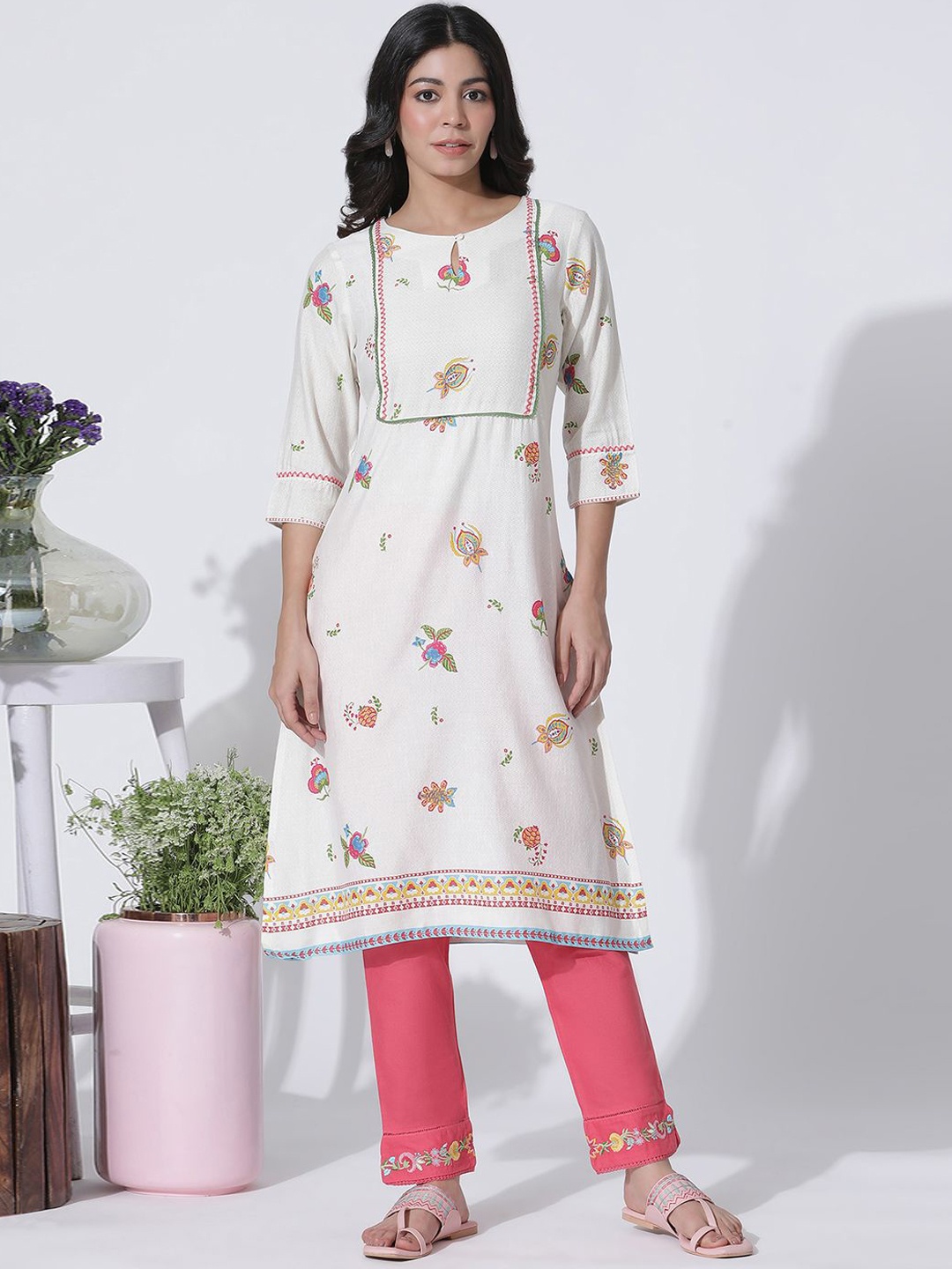 

W White Floral Printed Thread Work Keyhole Neck Straight Kurta With Trousers